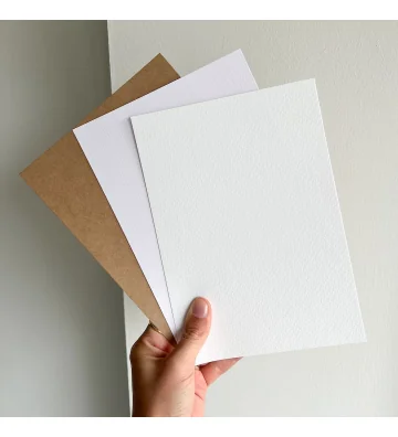 Detailweergave van beschikbare papiermuster voor drukwerk, ideaal om de textuur en kleur te beoordelen.